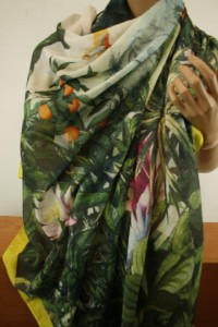 duża lekka  chusta we wzory 120x120 cm / 002365006