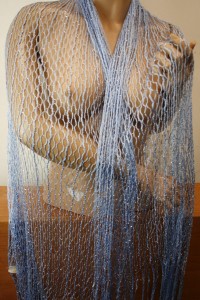 elegancki delikatny lekki szal 0094231 siatka  niebieski błękit