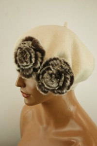 Beret damski z aplikacją futerkiem /  0533002 / r.52-56 cm / krem ekri