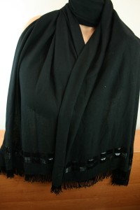 ozdobny duży szal czarny wełna z wiskozą z koralikami  0052726 MJW-NC 