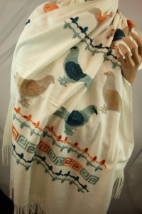 szal z kaszmirem haftowany 0024445 ekri