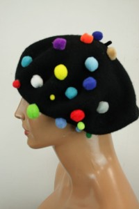 Beret damski wełna duży 11,5 cala z aplikacją KULECZKI /  0533590 / r.53-59 cm czarny plus kolor