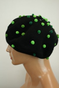 Beret damski z aplikacją KULECZKI /  0549989 / r.53-56 cm czarny z zielenią