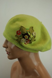 Beret damski z aplikacją kwiatki /  0907522 / r.53-57 cm   