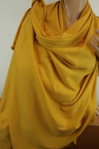 szal duży dzianinowy lejący   00450065 miodowy