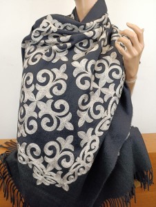 szal z kaszmirem haftowany  ITALIA 023888 czarny