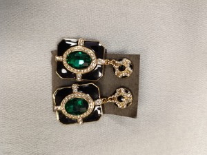 eleganckie kolczyki z emalia czarną i zielonym oczkiem  00215002