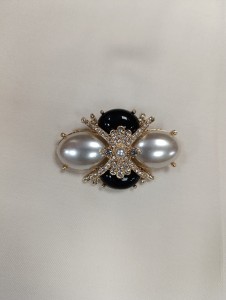 duża broszka z emalią 00255805 perłowa