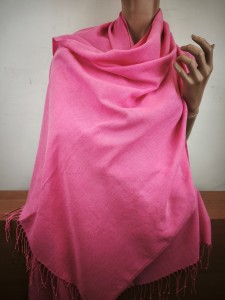 szal  gładki MJW  cienka  wełna z wiskozą 0055505 fuksja róż