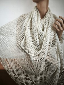 chusta  wełniana  ażur wełenka moherek hand made  /  082085 / 120x120 cm 