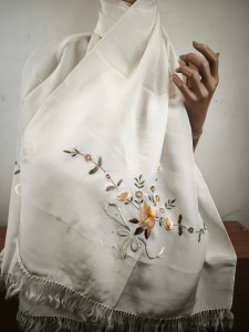 szal ozdobny  jedwabny haftowany ekri  /  005864 / 60x180 cm 