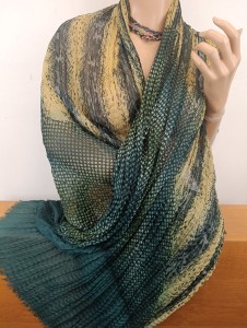 lekki szal plisowany miękki na ramiona o pod szyję   058822 GNC oliwka