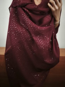 lekki szal  zwiewny  z cekinkami  bordo  00280208