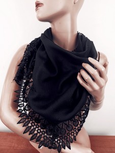 chusta dzianinowa wiskoza z koronką  - 00588419