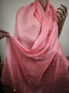 szal  lejący jedwab z wiskozą róż koralowy na ramiona i pod szyję apaszka JLS 006922 