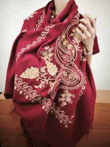 szal z kaszmirem haftowany  ITALIA 0238802 bordo