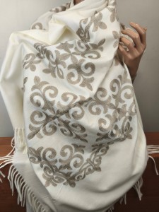 szal z kaszmirem haftowany  ITALIA 0238548 śmietana /ekri  śmietana z beżem