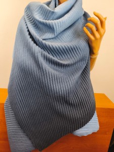 szal marszczony plisowany cieplejszy z wełną   granatowy z niebieskim  0570244 GNC