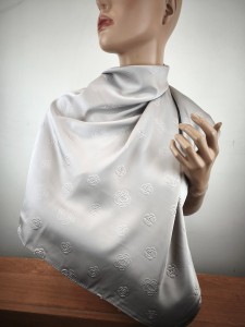 piękna jedwabna apaszka 60x60 cm / 04079008