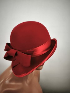 włoski kapelusz elegancki wełniany asymetryczny  ITALIA COMPLIT 12 /  rozm.54-57 cm /  0084103 czerwony