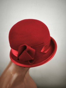 włoski kapelusz elegancki wełniany asymetryczny  ITALIA COMPLIT 6 /  rozm.54-57 cm /  0084200 czerwony