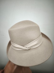 włoski kapelusz wełna asymetryczny  ITALIA COMPLIT  r.54-58 cm  / 14070901 beż jasny chłodny elegancki