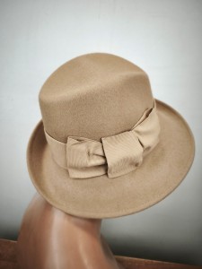 włoski kapelusz wełna asymetryczny  ITALIA COMPLIT  r.54-58 cm  / 14070912 beż