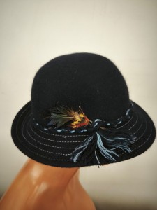kapelusz filcowy damski wełniany  z piórkiem 8656 / r.52-55 cm