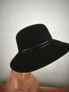 włoski elegancki  kapelusz wełna asymetryczny  ITALIA COMPLIT  r.53-56,5 cm  / 14088701 czarny  (1)