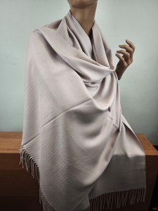 szal z kaszmirem duży elegancki ITALIA 111005  blady roż nude