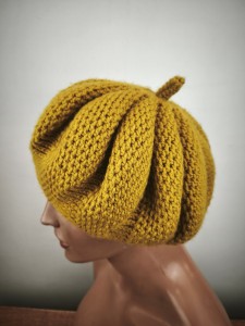 beret  włóczka wełna hand made  090724 rozm. 52-56 cm miodowy