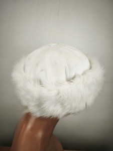 czapka damska futerko eko / toczek   r.54-58 cm /  005620 ekri smietana