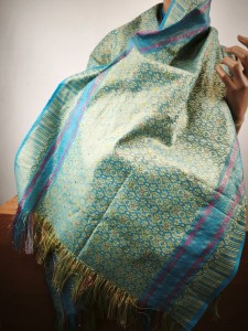 duży szal jedwabny z jedwabną nitką opalizujący 666670