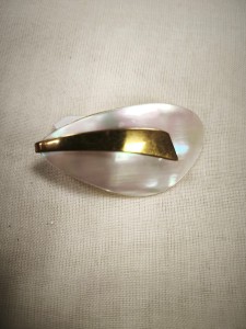duża lekka broszka masa perłowa naturalna  00125663