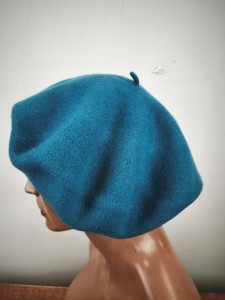 Beret duża średnica 12 cali czeski 100% wełna 054578 niebieski w lekki turkus stonowany 