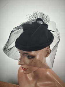 czarny toczek filcowy  z tiulem  088952