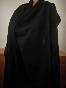 szal bawełna czarny haft angielski   013305