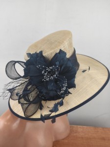 angielski ekskluzywny kapelusz od modniarki elegancki / 0744603 beż z granatem