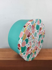 pudło pudełko na kapelusze  średnica 34 cm  wysokość 17 cm  / 00720016
