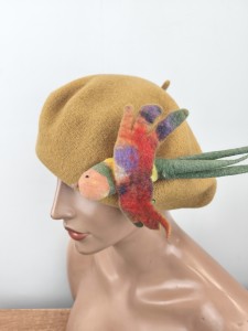Beret damski z aplikacją hand made merino wool /  090754 / r.55-58 cm jaskółka