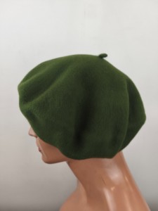 beret 11,5 cali / średnica 29 cm /czeski woolmark 100% wełna / 055218 zieleń wojskowa