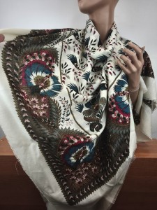duża chusta we wzory 100% wełna cienka 132x132 cm 00187801 made in FRANCE