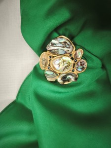 duża zapinka do apaszki ,gawroszki ,szala masa perłowa naturalna  /  0136065 