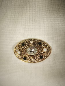 duża broszka metalowa z kamieniami   0012027