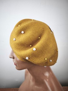 beret dzianinowy wełniany Cleo, odpinana ozdoba /  rozm.uni / 0025881 miodowy perełki