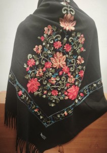 chusta duża kaszmir wełna haftowana 120x120 cm /  0024466 czarna kolorowy haft  