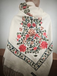 chusta duża kaszmir wełna haftowana 120x120 cm /  0024467 jasny beż kolorowy haft